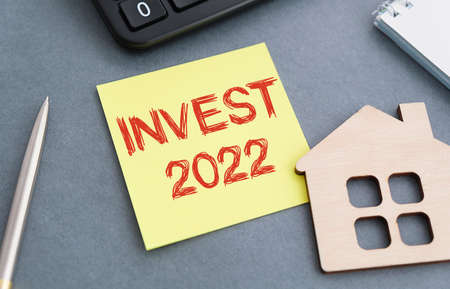 INVEST 2022 words written in an office paper sticker.の写真素材