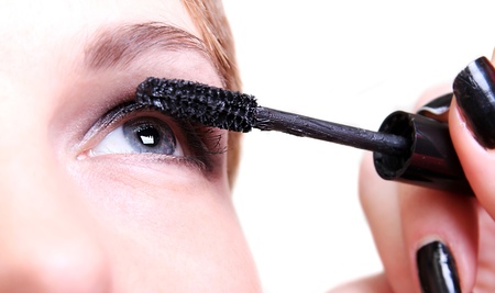 woman does mascara on the lashesの写真素材