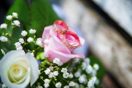 wedding rings lie on the bride's bouquetの写真素材