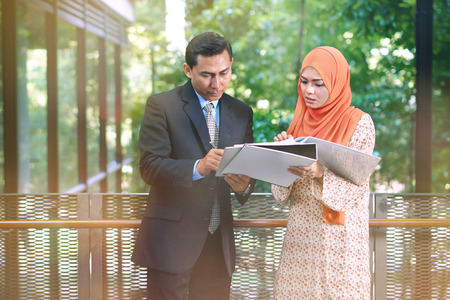 Businessman and businesswoman having discussionの写真素材