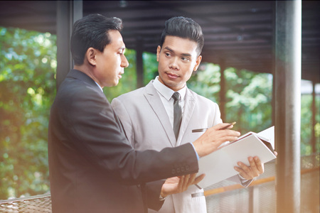 Businessmen having discussionの写真素材