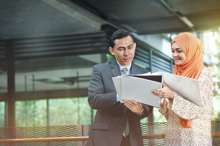 Businessman and businesswoman having discussionの写真素材