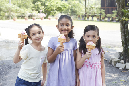 Girls eating ice creamの写真素材
