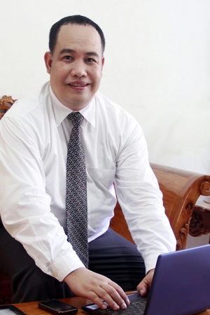 A Filipino middle age business man with computer の写真素材