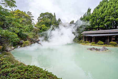 Shiraike Jigoku (White pond Hell) pond in autumn, which is one of the famous natural hot springs viewpoint, representing the various hells in Beppuのeditorial素材