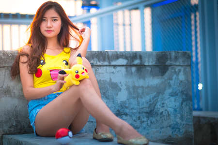 BANGKOK, THAILAND â August 24,2016:  Trainer  girl   playing pokemon , pokemon ball , Wear shirt pikachu ,Lighting with sun flareのeditorial素材