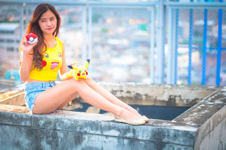 BANGKOK, THAILAND â August 24,2016:  Trainer  girl   playing pokemon , pokemon ball , Wear shirt pikachu ,Lighting with sun flareのeditorial素材