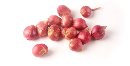 <p>A pile of red onions on a white background.</p>
