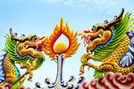 colorful dragon statue in chainese templeの写真素材