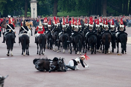 LONDON - JUNE 11: Royals horse Guard falls off horse at Trooping the Colour ceremony in London June 11, 2011. Ceremony is performed by regiments on the occasion of the Queen's Official Birthdayのeditorial素材