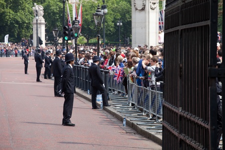 LONDON - JUNE 11: British policemen observes the crowd of spectators during the Trooping the Color ceremony in London, England on June 11, 2011. Ceremony is performed by regiments on the occasion of the Queen's Official Birthdayのeditorial素材