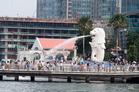 SINGAPORE - JUNE 27: Original Merlion statue fountain in Merlion Park, Singapore, June 27, 2009. This sculpture fountain is one of most well known icons of Singapore and is most important symbol, trademark of country.のeditorial素材