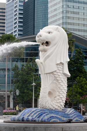SINGAPORE - JUNE 27: Original Merlion statue fountain in Merlion Park, Singapore, June 27, 2009. This sculpture fountain is one of most well known icons of Singapore and is most important symbol, trademark of country.のeditorial素材