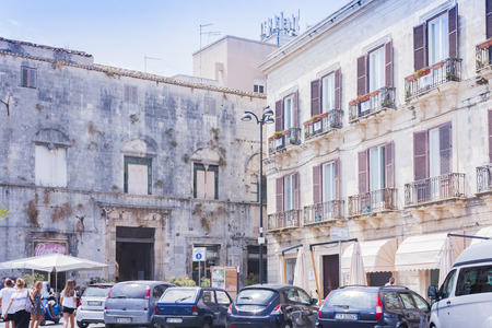 Siracusa, Sicily - august 12, 2018: Tourists visiting the famous Square Duomo on Ortygia Islandのeditorial素材
