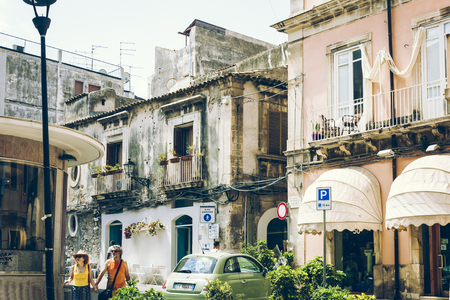 Syracuse, Sicily, Italy â august 12, 2018: people walk on historical street of the city, travel to Italyのeditorial素材