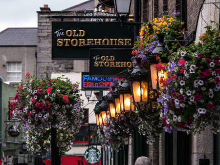 Lamps and flowers outside a colourful Irish pub in Dublin, Irelandのeditorial素材