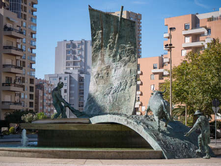 Monument to the people of Povoa de Varzim. Fountain and statue in Povoa de Varzim, Portugal.のeditorial素材