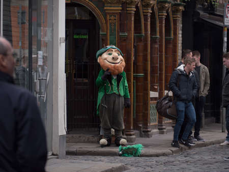 Leprechaun costume man in Temple Bar, Dublin, Ireland, outside Irish pubのeditorial素材