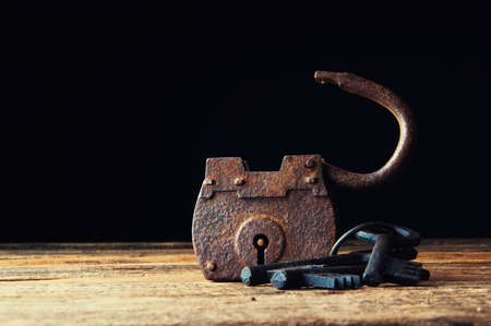 Old rusty padlock and keysの写真素材