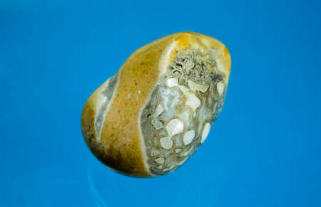 A thunder egg with a super duper pattern.