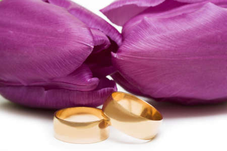 golden wedding rings with flower の写真素材