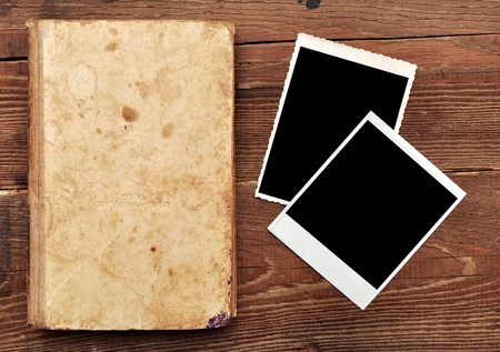 old book with vintage photo on wood backgroundの写真素材