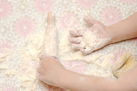 Child's hands kneading doughの写真素材