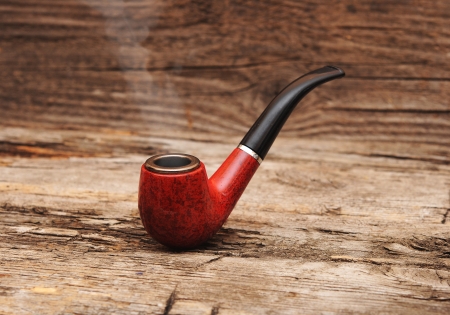 Tobacco pipe on wooden backgroundの写真素材