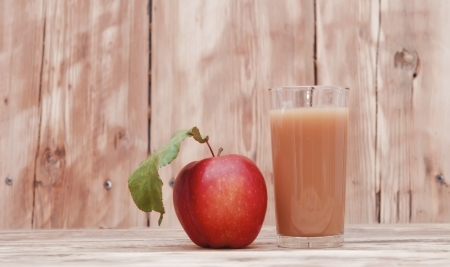 apple with apple juice on a wooden background の写真素材