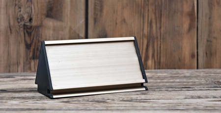 A blank metal name plate on a desk. Ready for text to be added. の写真素材