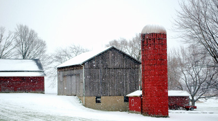 A rural michigan barn in the snow makes a tranquil photoのeditorial素材