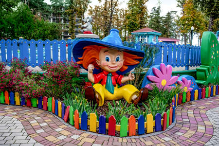 Kharkiv, Ukraine - October 20, 2020: Sculpture of Know-Nothing among a flower bed in Gorky Park in Kharkov. Fairytale character on the background of the autumn city gardenのeditorial素材