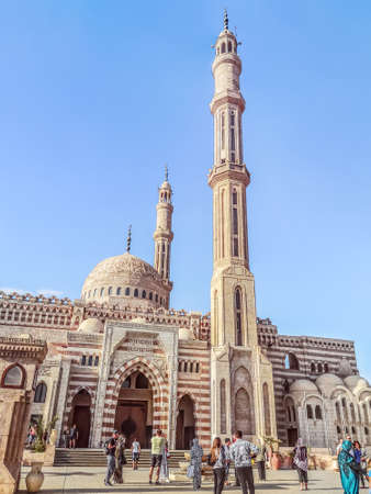 Sharm El Sheikh, Egypt - January 18, 2020: Many tourists on the square near the Al Mustafa Mosque in Sharm El Sheikh. People look at the architecture of a Muslim temple in an Egyptian tourist townのeditorial素材
