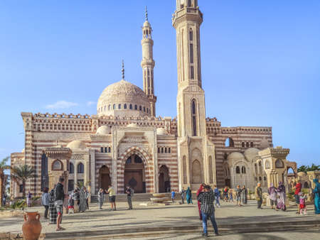 Sharm El Sheikh, Egypt - January 18, 2020: Many people pose in front of the entrance to the Al Mustafa Mosque in Sharm El Sheikh. Religious landmark in Egyptian tourist townのeditorial素材