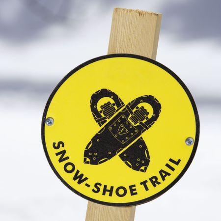 Yellow snowshoe trail sign.の写真素材