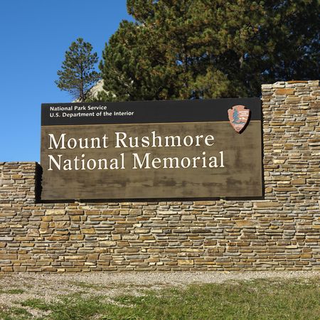 Entrance sign to Mount Rushmore National Memorial.のeditorial素材