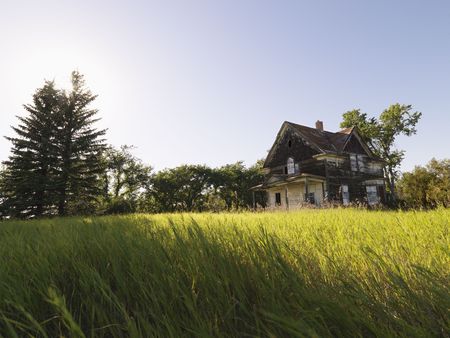 Abandoned farm house in rural field.の写真素材