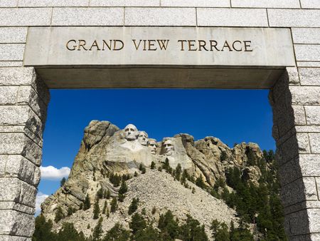 Mount Rushmore National Memorial as seen from Grand View Terrace archway.のeditorial素材