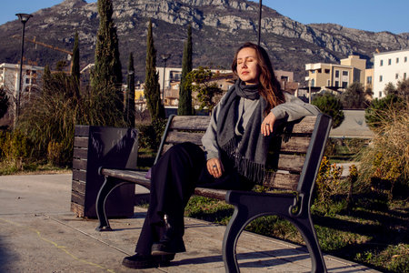 young brunette woman outside, lifestyle real people concept