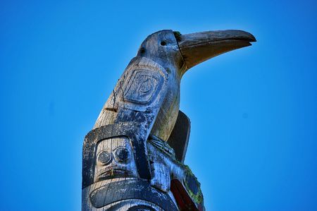 Raven totem against blue skyの写真素材
