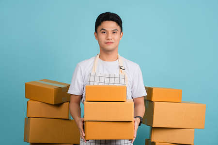Casual dressed man with cardboard boxの写真素材