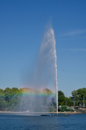 waterfountain on the Alster in Hamburg, including a rainbowのeditorial素材