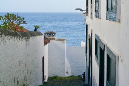 Ocean view between white housesの写真素材