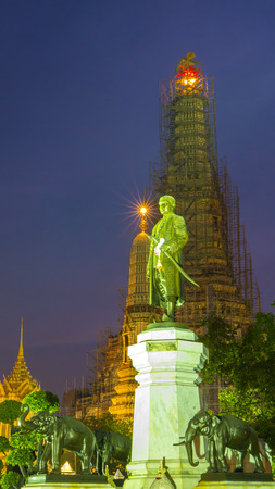 Bangkok, Thailand - AUGUST 25, 2016: Statues of His Majesty King Rama 2 ( Name : Buddha loetla  nabhalai ) in Wat Arun buddhist temple in Bangkok, Thailandのeditorial素材