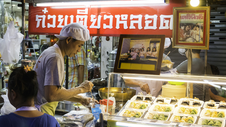 Bangkok, Thailand - September 3, 2016: Night market for Chef cooking  on chinatown (Yaowarat) Road,the main street in Chinatown, once of Bangkok landmark and important street for more foods very delicious for thai-chinese style. Photo taken on: 3 Septembeのeditorial素材