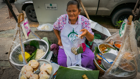 Bangkok - Thailand , August 25 - 2016 : Thailand vendors are selling thai style desserts on the side road at Wat Phra Chetupon Vimolmangklararm (Wat Pho) temple in Thailand.のeditorial素材