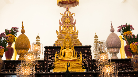 KANCHABURI, THAILAND - SEPTEMBER 24, 2016:Detail of Buddha gold statues decorating the Buddhist temple  in Wat Hin Thaen Lamphachi temple (Temple public) . Kanchanaburi ,Thailandのeditorial素材