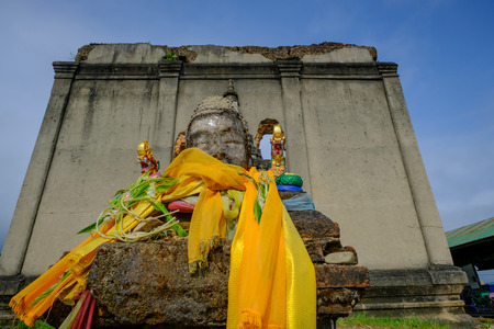 A public ancient head Buddha statue left in the forest for hundred years in wiwekaram temple ,Sangkhaburi,Kanchaburi,Thailand. Photo taken on: October 14, 2016のeditorial素材