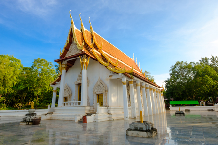 Kanchanaburi, Thailand - October 14, 2016: Beautiful of public ancient old white vihara hall Buddha in Trirattanaram temple ,Kanchaburi,Thailand.Photo taken on: October 14, 2016のeditorial素材
