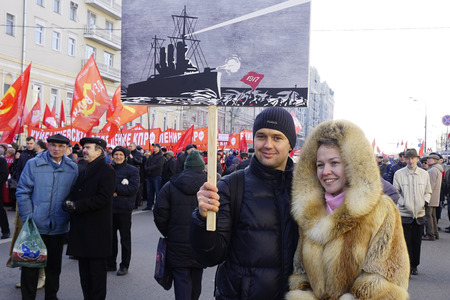 A new generation of Communist party members with their slogans came to the demonstration in Moscow. The procession on the anniversary of the great October Socialist revolutionのeditorial素材